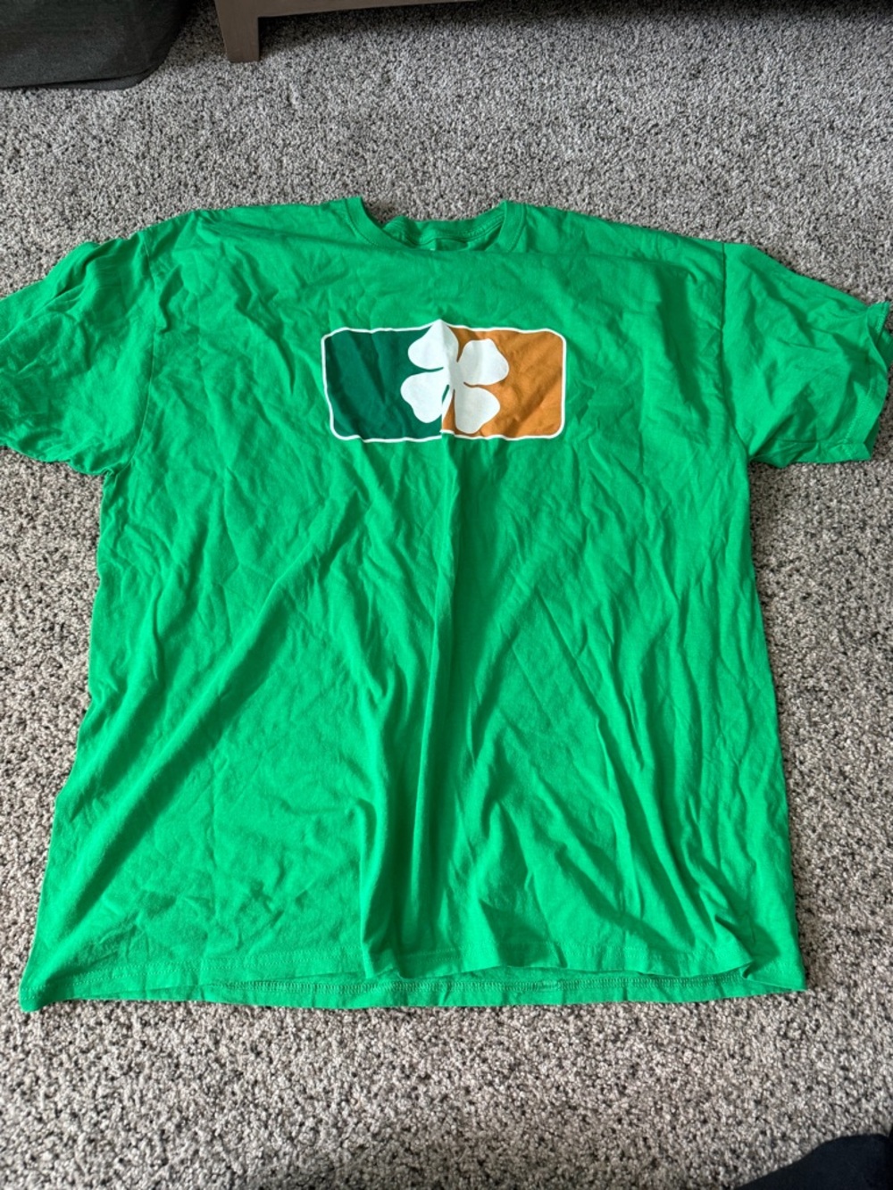 Green Short-Sleeve Crewneck T-Shirt with Clover Graphic